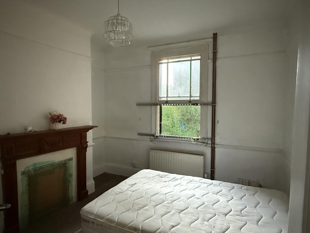 Lot: 118 - HOUSE CLOSE TO TOWN CENTRE IN NEED OF REFURBISHMENT - Dining Room in House in Need of Refurbishment